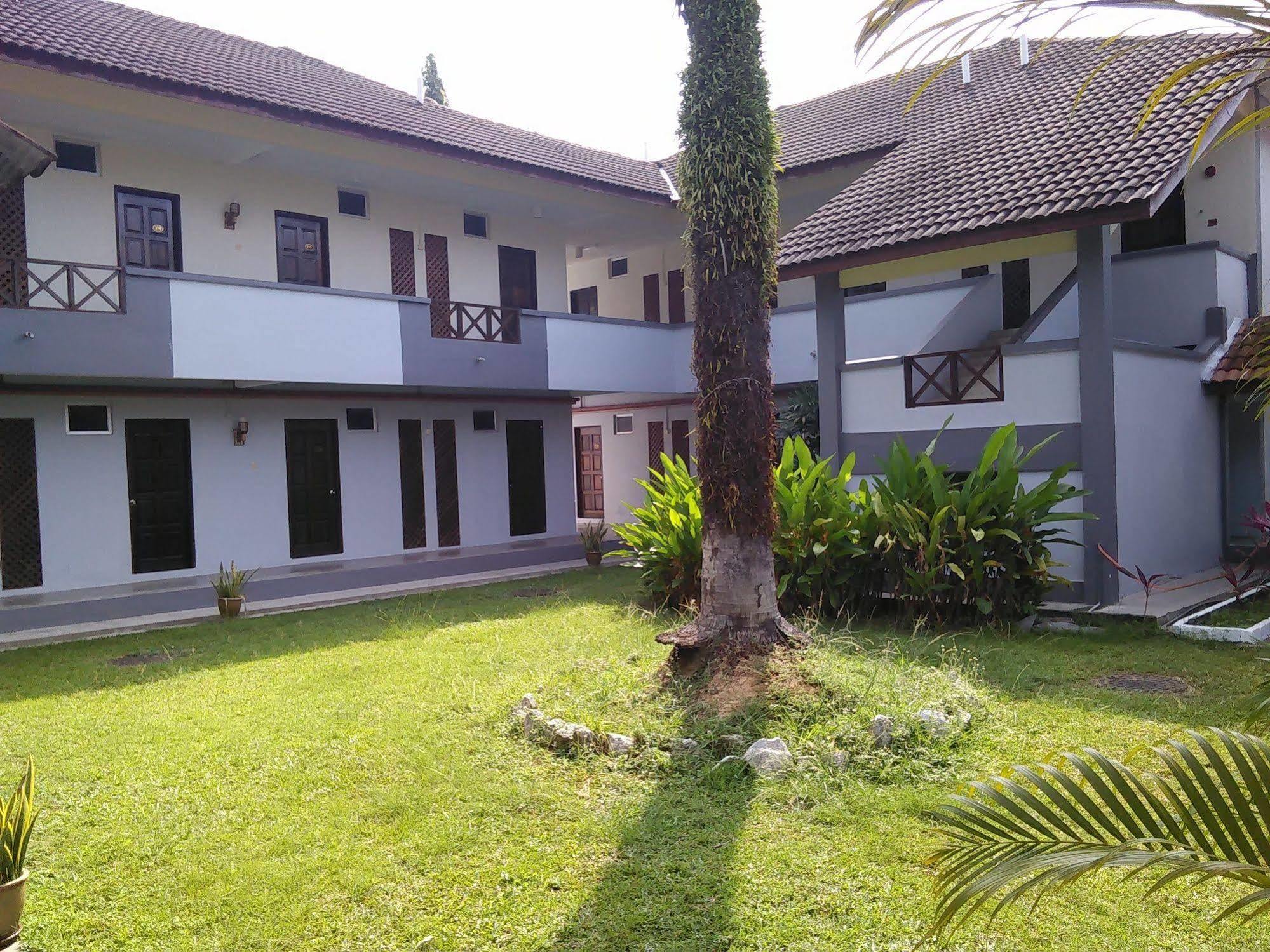 Oyo 44020 Kejora Garden Resort Kampong Pasir Bogak Exterior foto